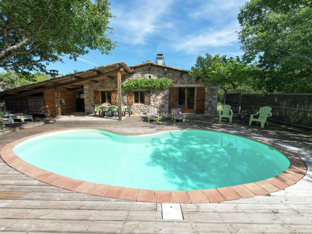 uma grande piscina em frente a uma casa em Nice holiday home with pool in Ard che em Saint Alban Auriolles