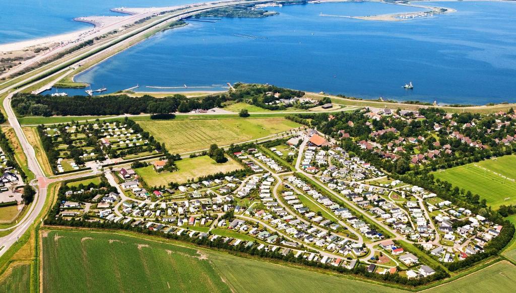 スカーレンデイケにあるCamping De Strandloperの水辺の公園の空中風景