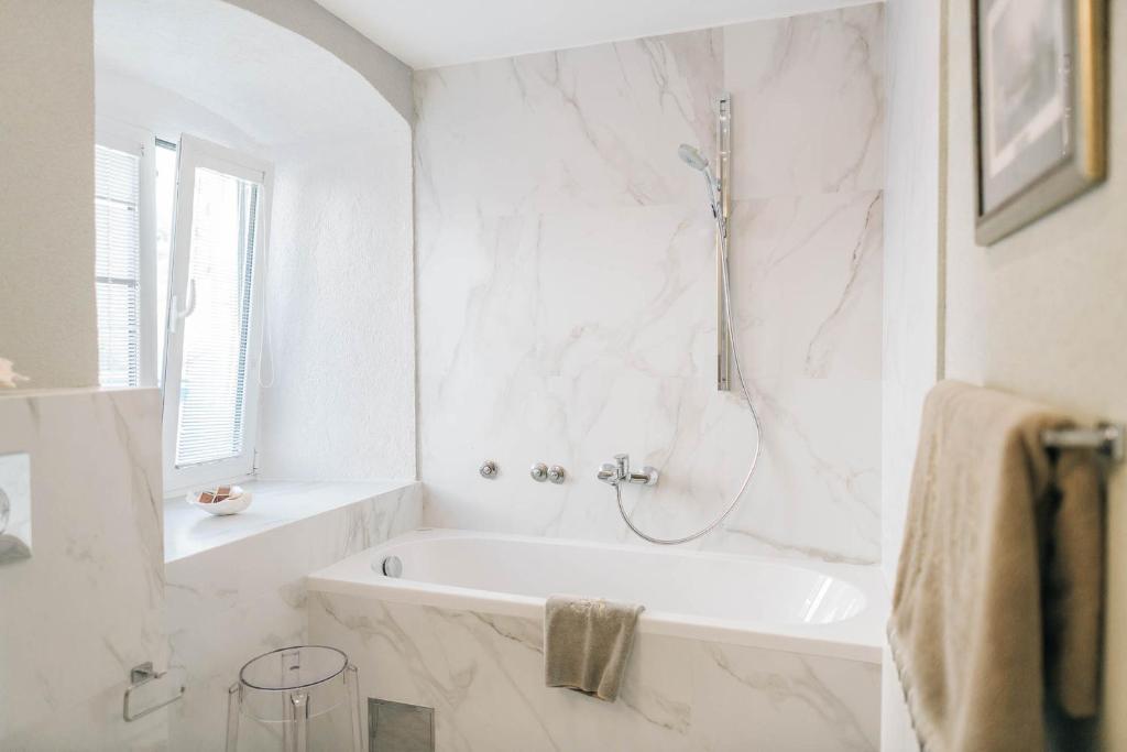 Vannituba majutusasutuses Palazzo Radomiri Heritage Boutique Hotel