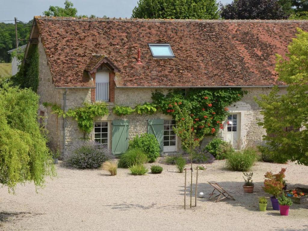 ein altes Steinhaus mit Garten davor in der Unterkunft Authentic holiday home in active surroundings near Chilleurs-aux-Bois in Chilleurs-aux-Bois