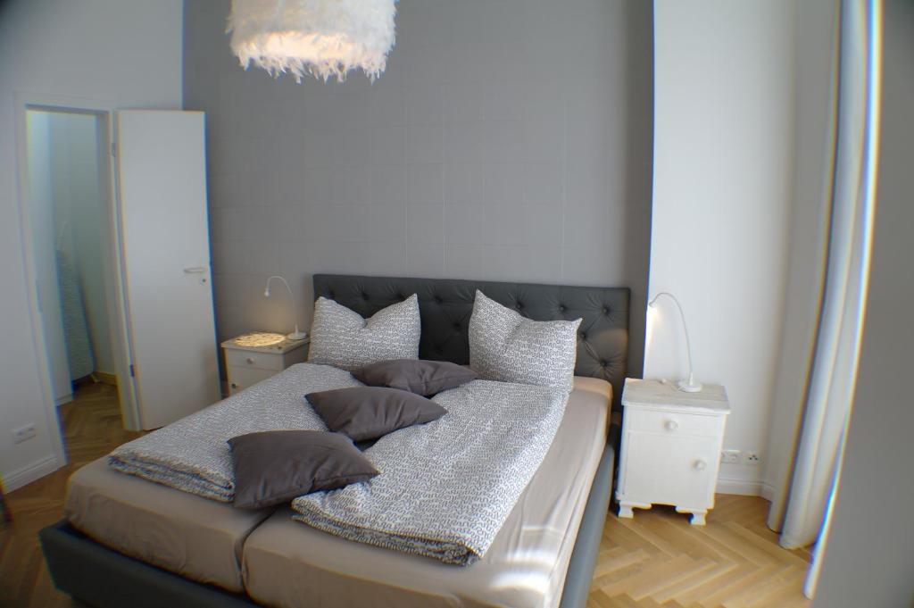 Posteľ alebo postele v izbe v ubytovaní M M Central 70's Style