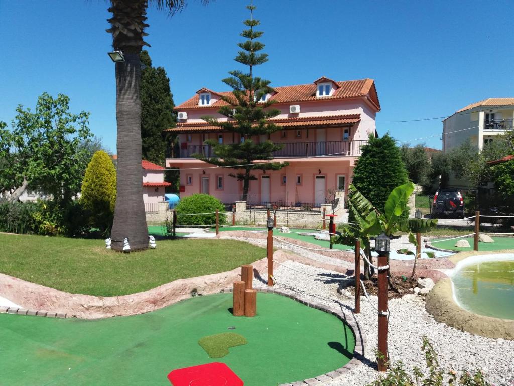 un campo de golf frente a un gran edificio en Red Rose Garden, en Tsilivi