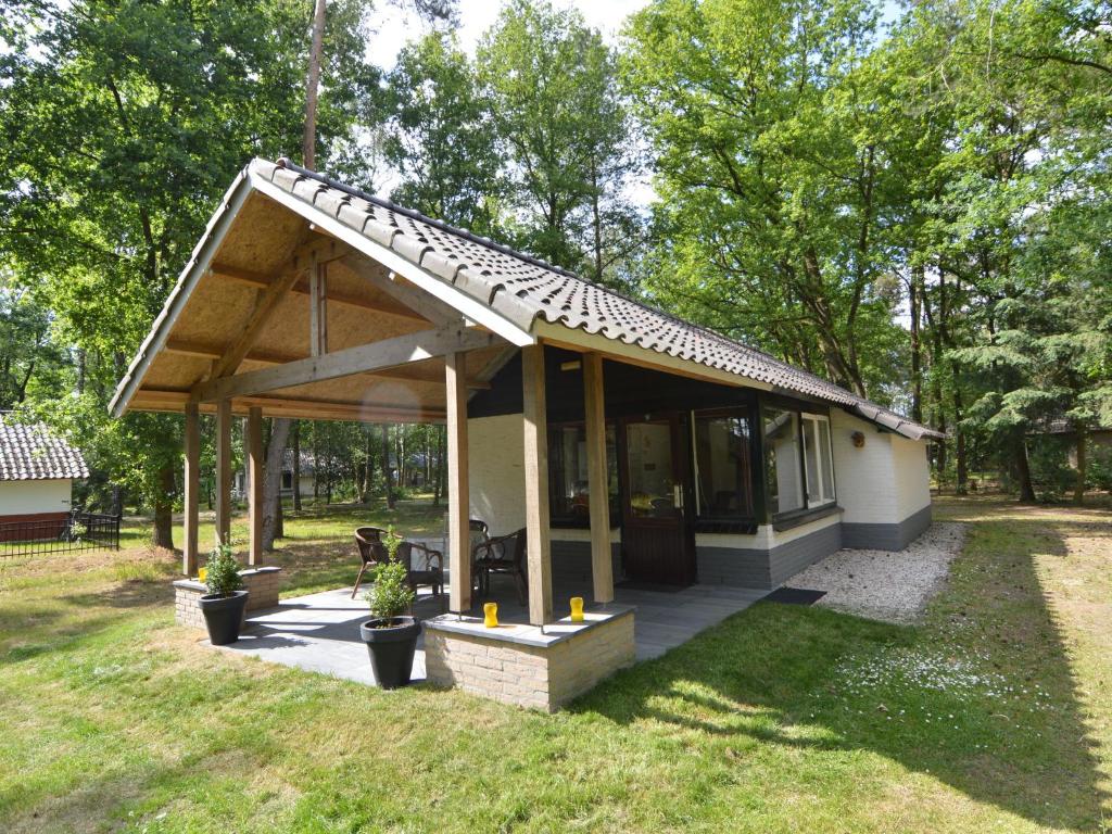 Dārzs pie naktsmītnes Detached bungalow with lovely covered terrace in a nature rich holiday park