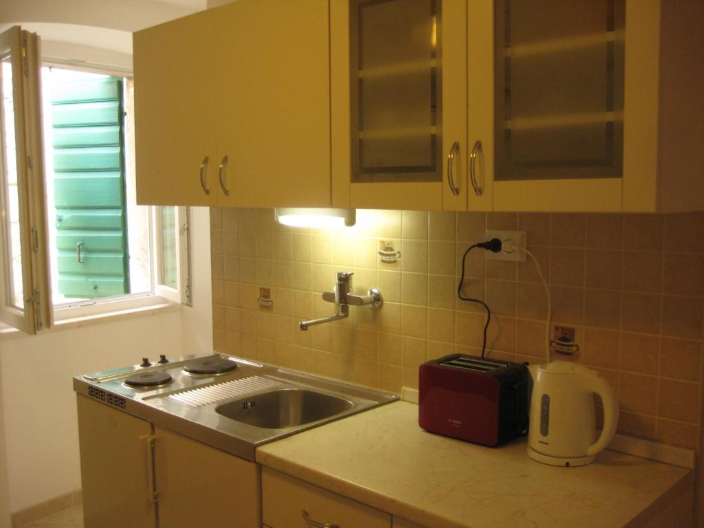 Kuhinja ili čajna kuhinja u objektu Gala Apartments