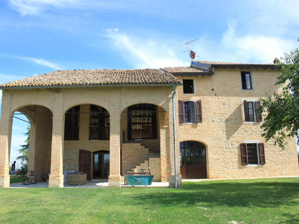 サルソマッジョーレ・テルメにあるQuaint Holiday Home in Tabiano Castello with Private Poolの大きなアーチ型の窓がある大きなレンガ造りの建物