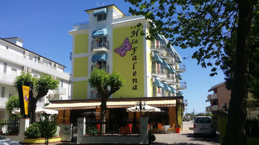 un bâtiment avec un panneau papillon sur son côté dans l'établissement Hotel La Falena, à Cervia