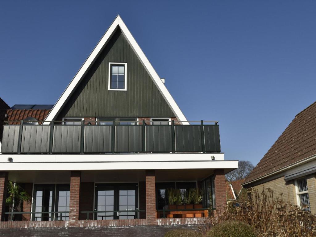 una casa con techo de gambas y balcón en Modern Holiday Home in Westerland with Sea Nearby, en Westerland