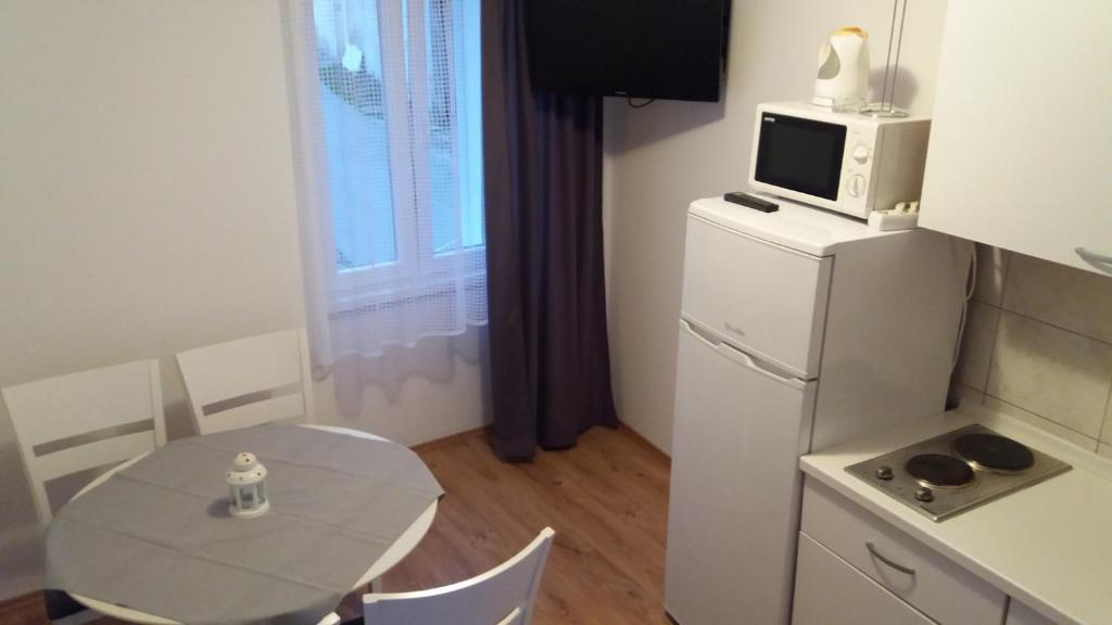 Kuchyň nebo kuchyňský kout v ubytování Apartmani Luan