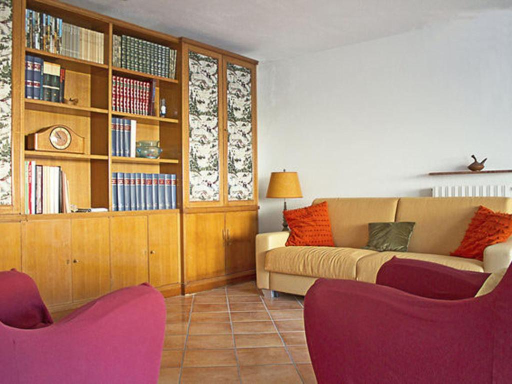 マッサ・ルブレンセにあるCharming Holiday Home at Massa Lubrense Naples with Balconyのリビングルーム(ソファ、いくつかの椅子付)