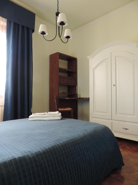 A bed or beds in a room at Chiantirooms Guesthouse