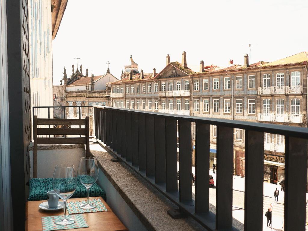 una mesa en un balcón con vistas a la ciudad en Carlos Alberto Balcony APT, en Oporto