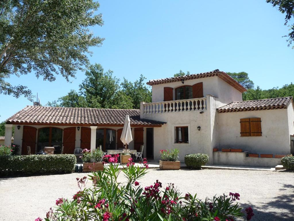 una gran casa blanca con techo en Villa des Pies, en Fayence