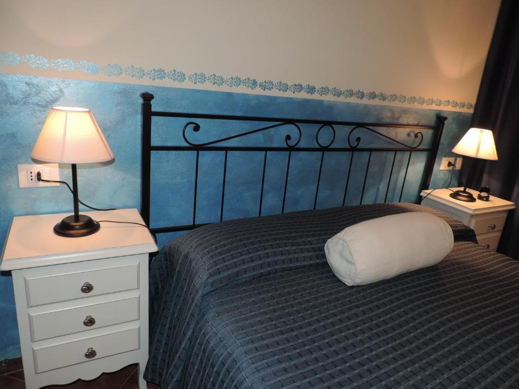 A bed or beds in a room at Chiantirooms Guesthouse