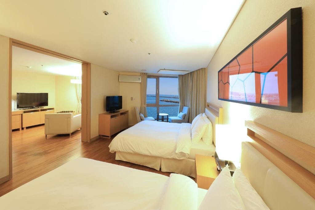 Ocean Suites Jeju Hotel - Deluxe Twin Room With Partial Ocean View