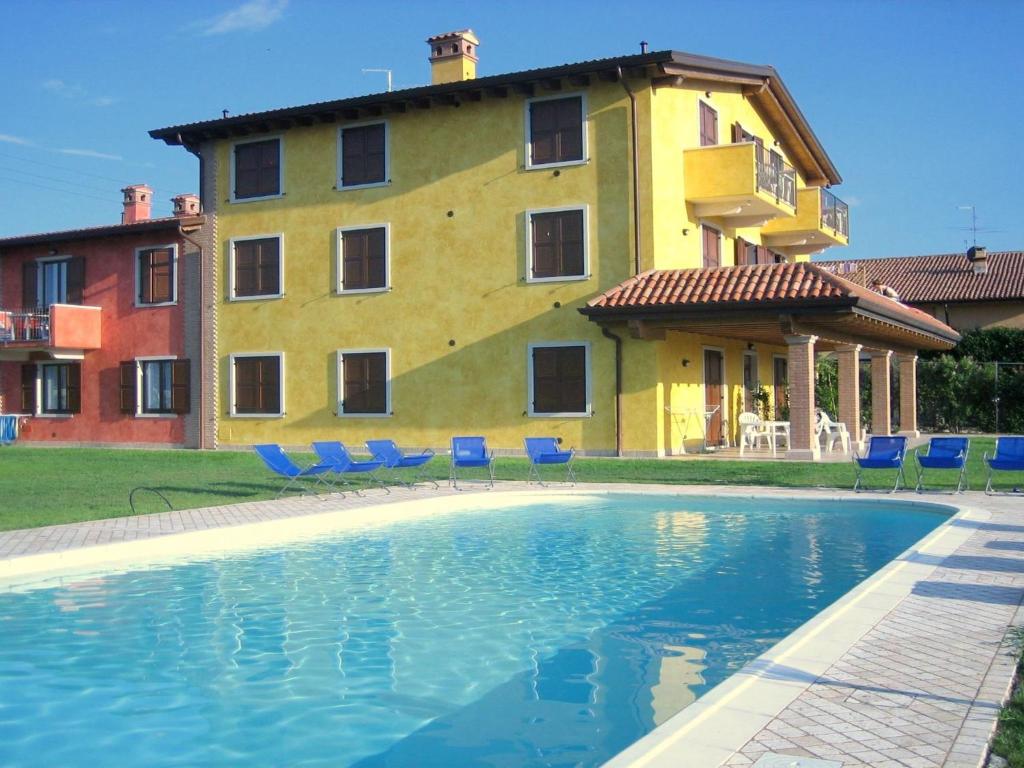 Renovated farmhouse uniquely situated on lake Garda tesisinde veya buraya yakın yüzme havuzu
