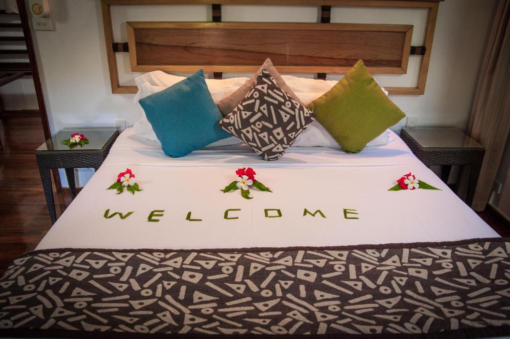 Llit o llits en una habitació de First Landing Beach Resort & Villas