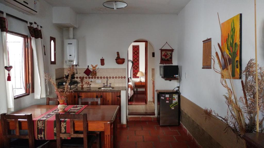 cocina y comedor con mesa y comedor en La Quinta Residencia en Salta