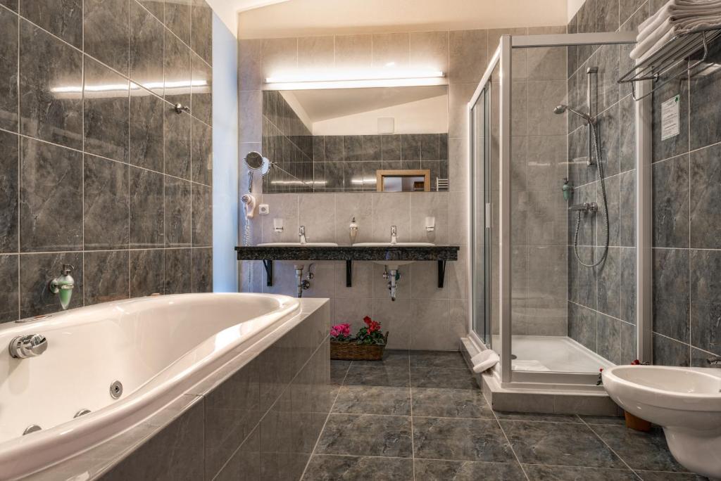 Un baño de OREA Hotel Arigone Olomouc