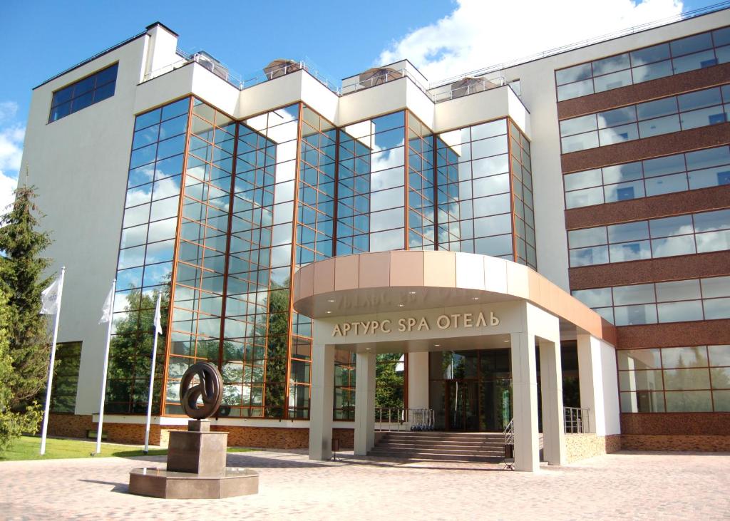 a building with a statue in front of it at Arthurs Spa Hotel By Mercure in Larevo