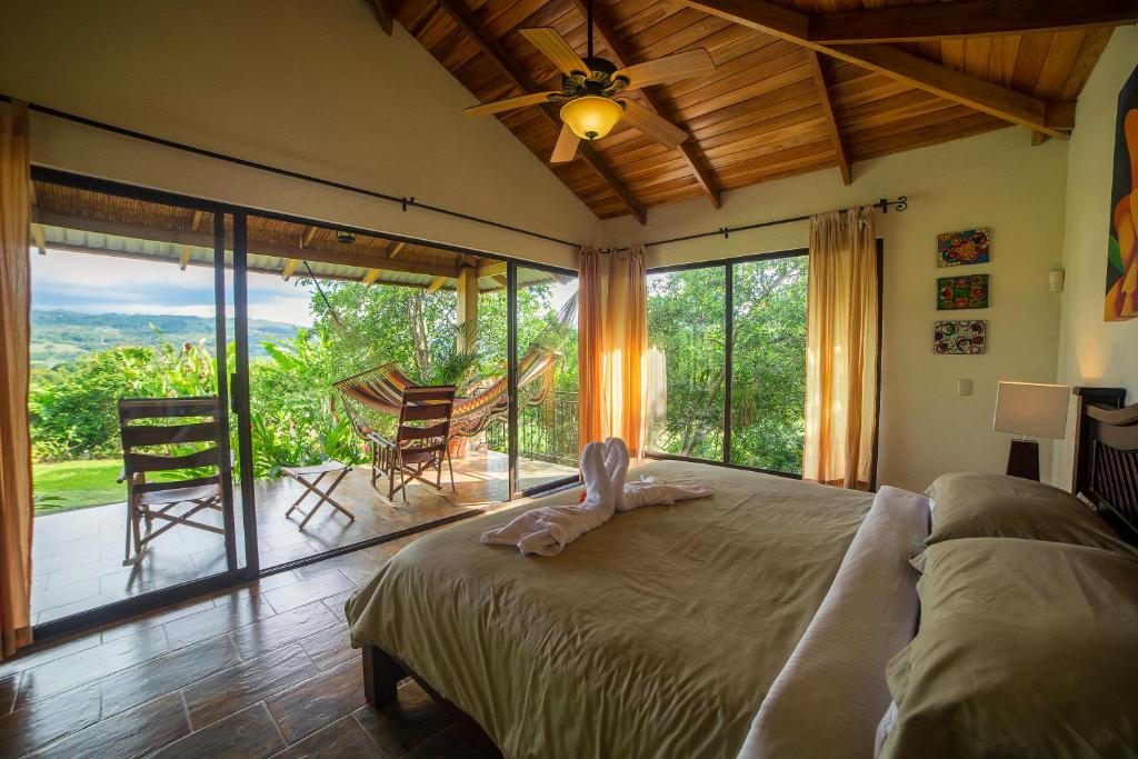 Un dormitorio con una cama con un mono. en La Finca Lodge en Fortuna