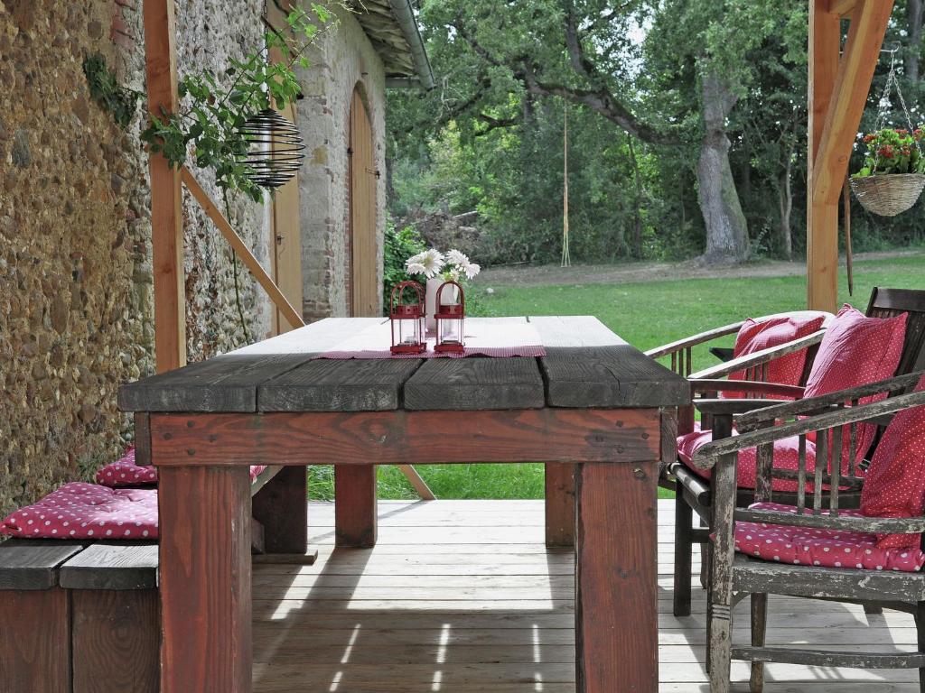 un tavolo in legno con fiori su un patio di Pool Villa in Artigat Valley ad Artigat