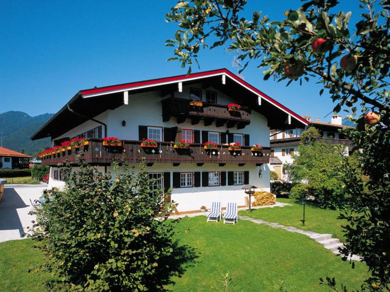 ein Gebäude mit einem Balkon mit Blumen darauf in der Unterkunft Landhaus Schmid Schönau in Schönau am Königssee