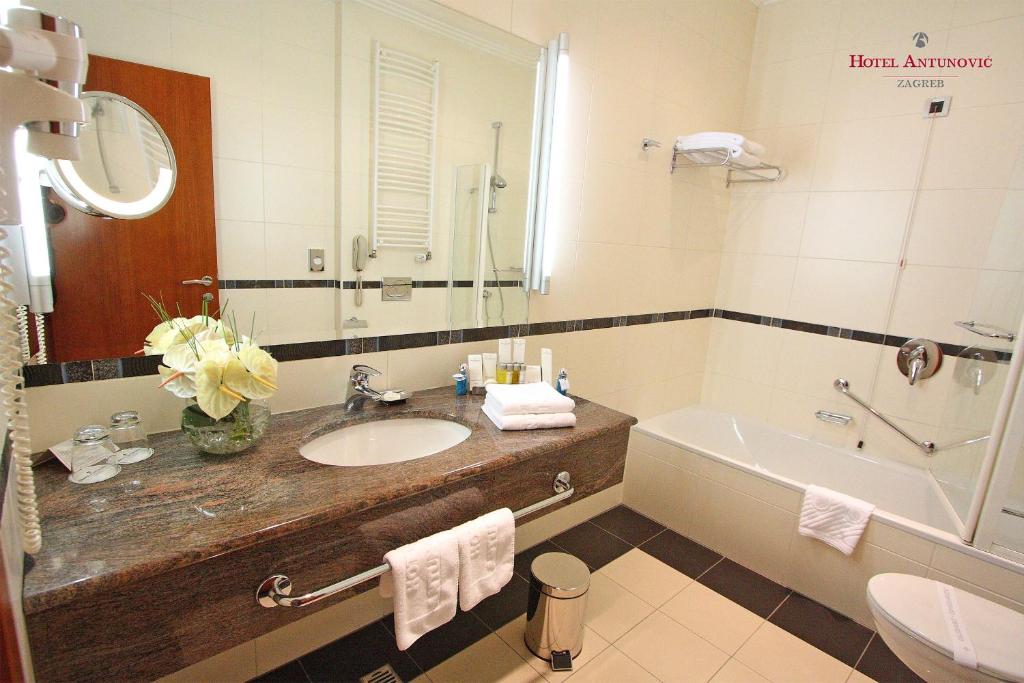 Koupelna v ubytování Hotel Antunovic Zagreb