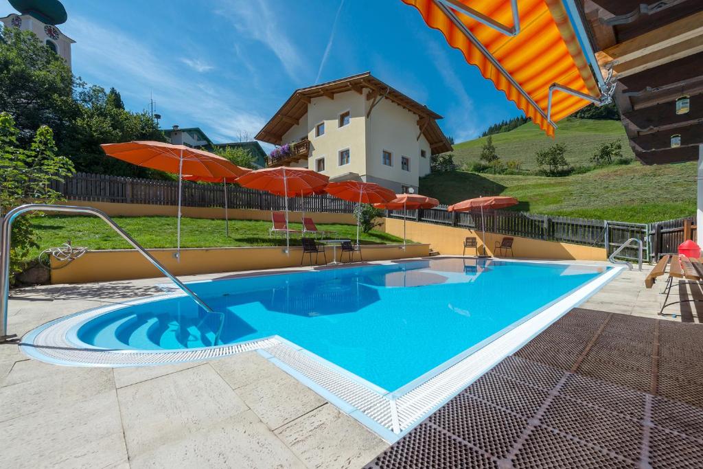 Bazén v ubytování Hotel Platzl nebo v jeho okolí