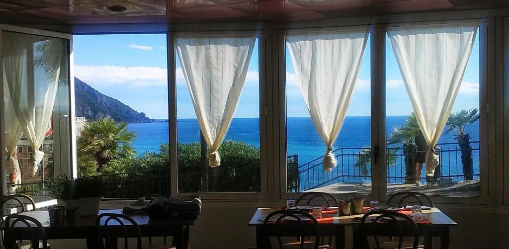 Фотография из галереи Al Piccolo Scoglio - Room & Breakfast в Камольи