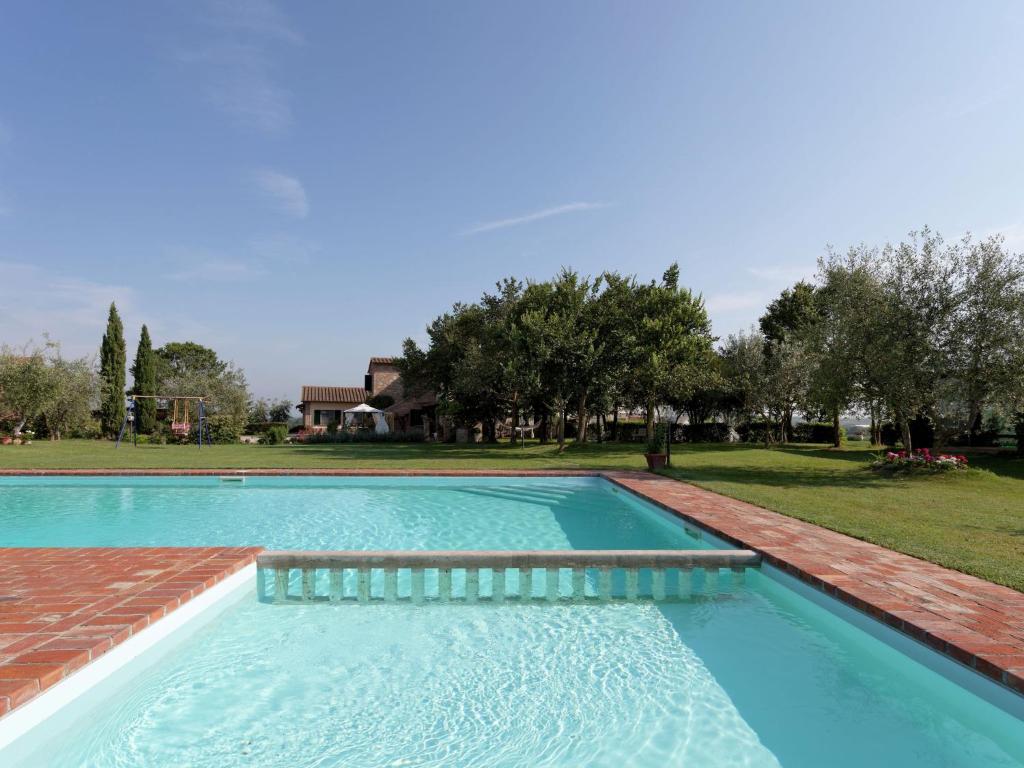 Majoituspaikassa Graceful Home in Foiano della Chiana with Garden tai sen lähellä sijaitseva uima-allas