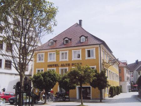 ヴァンゲン・イム・アルゴイにあるHotel Alte Postの通路脇の大きな黄色い建物