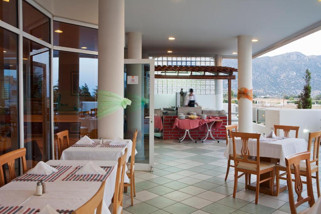 Restaurace v ubytování Sovereign Beach Hotel
