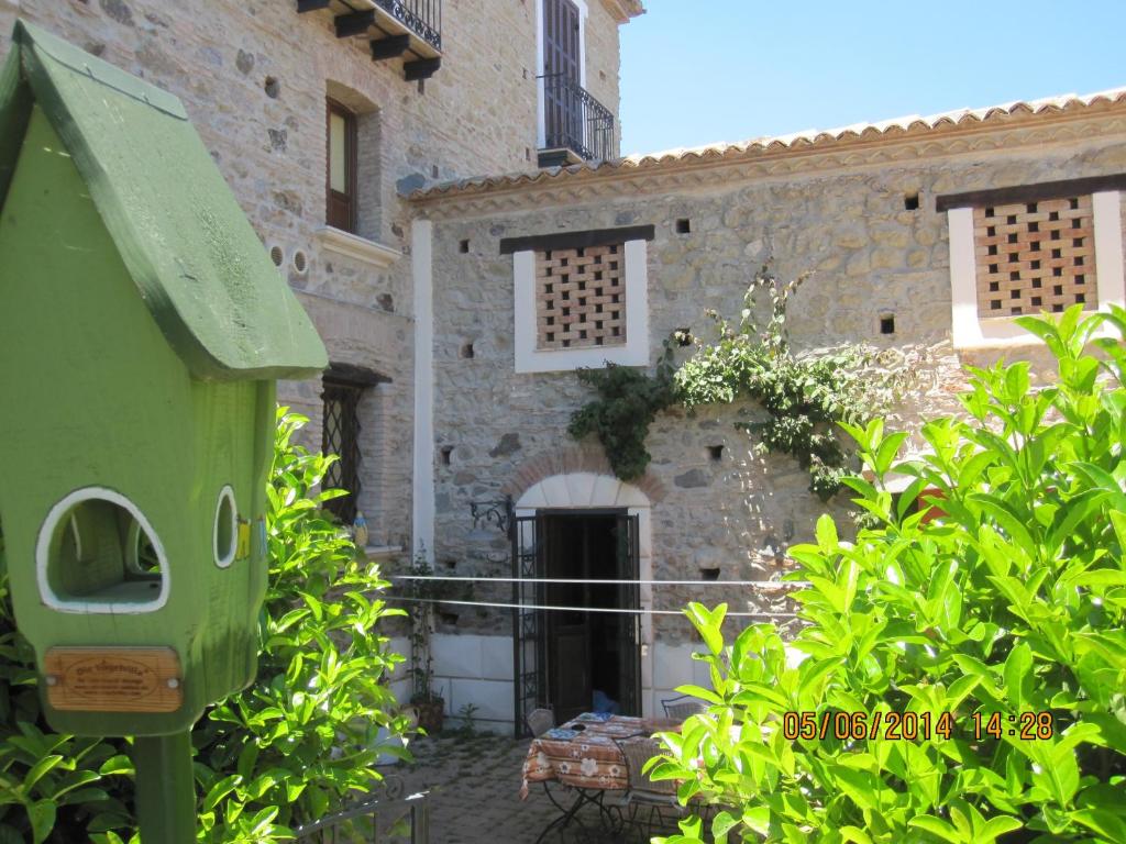 un edificio con un buzón verde delante de él en La Gatta sul Tetto, en Rossano