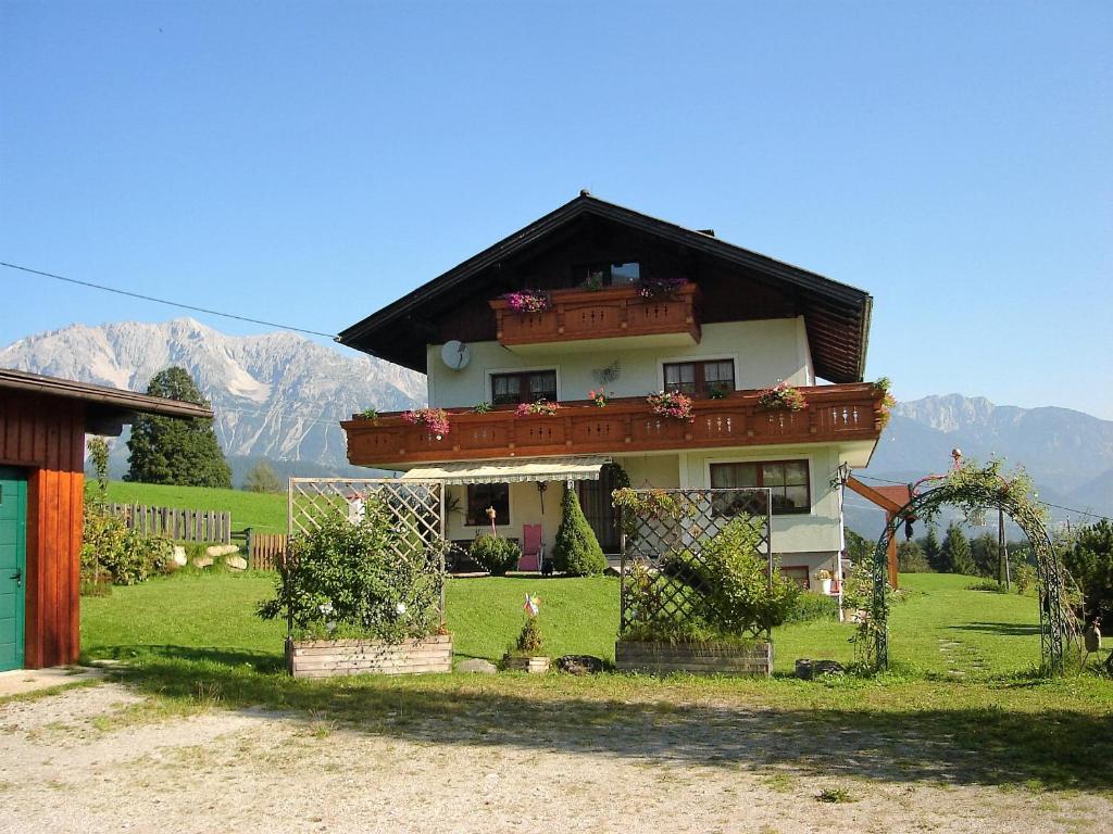 ein Haus mit einem Balkon an der Seite in der Unterkunft Alpenblick in Schladming