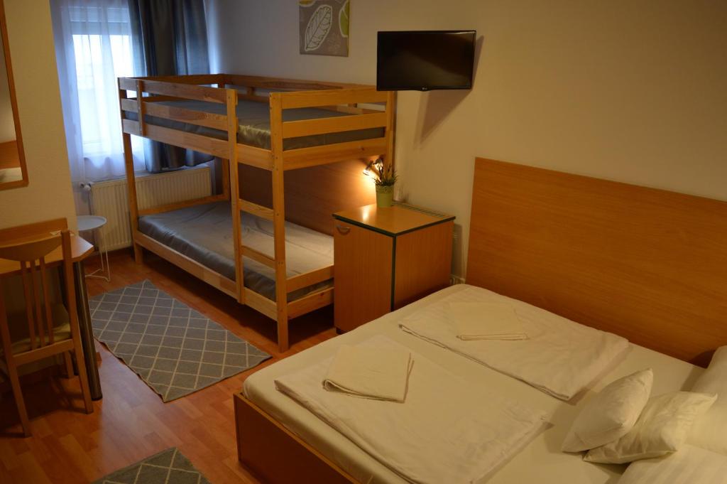 Postel nebo postele na pokoji v ubytování Alfréd Panzió