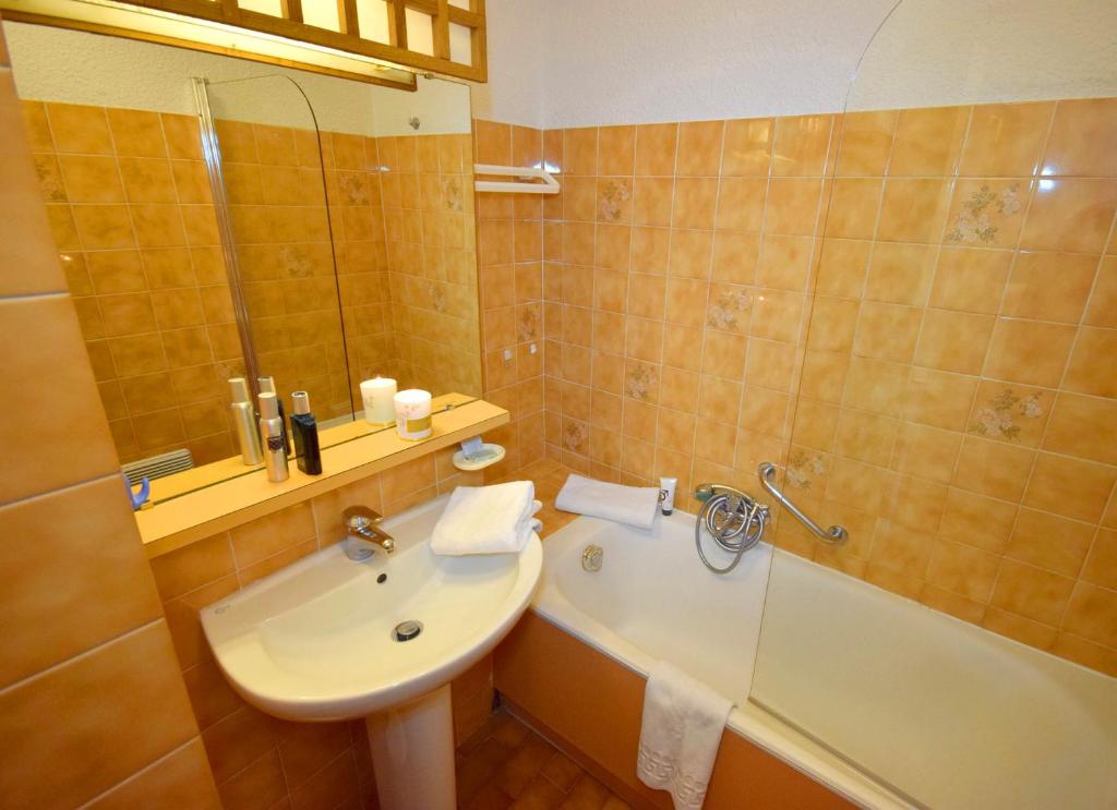 a bathroom with a sink and a shower and a tub at Résidence &quot;Le Golfe Bleu&quot; in Roquebrune-Cap-Martin