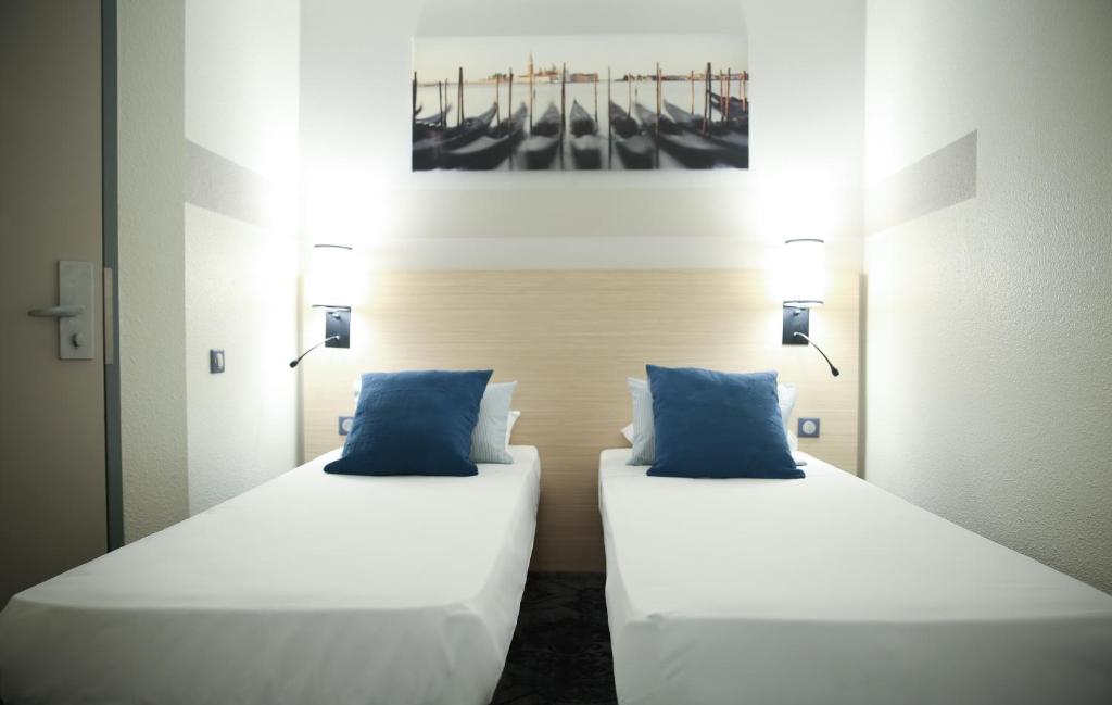 Postel nebo postele na pokoji v ubytování Hotel Inn Design Dijon Sud
