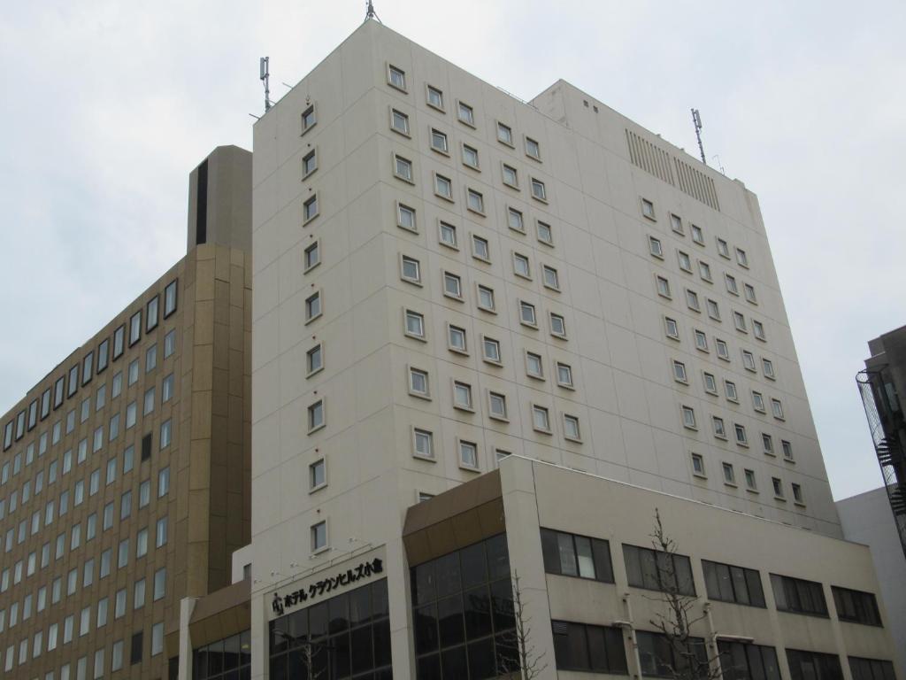 a tall white building with a lot of windows at Hotel Crown Hills Kokura in Kitakyushu