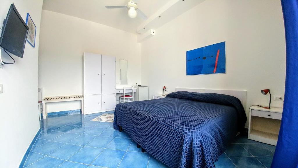 una camera con letto e pavimento blu di B&B Villa Passiaturo a Peschici