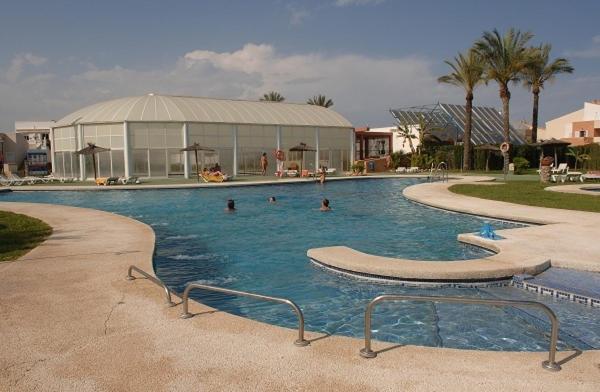una gran piscina con gente en el agua en Urbanización Naturista Bahía de Vera, en Vera