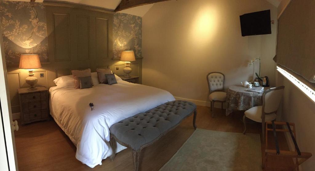 - une chambre avec un lit, une table et une télévision dans l'établissement Hill Farm Bed and Breakfast, à Little Massingham