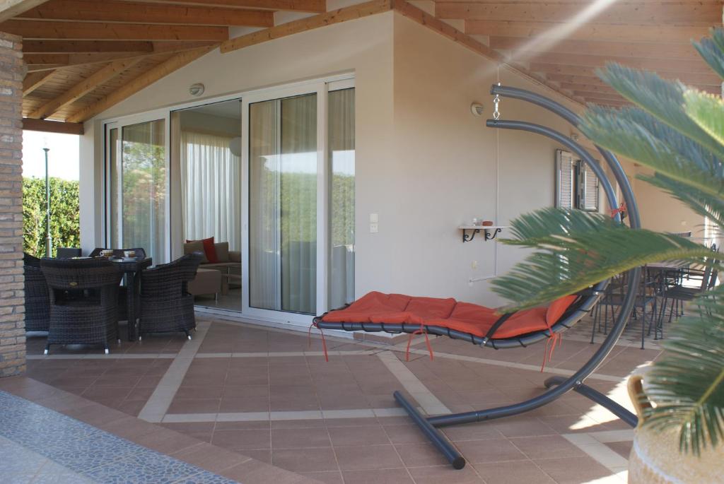 Patio alebo iná vonkajšia časť ubytovania Ermioni Villas