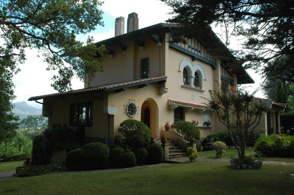 ein großes Haus mit Garten davor in der Unterkunft Villa La Croix Basque in Ciboure