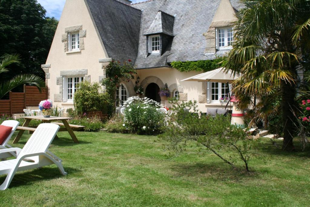 Gallery image of Chez Renée et Raynal B&B in Plounévez-Lochrist