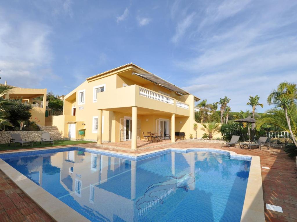 Piscina a Villa with views like the pool sea Meia Praia o a prop