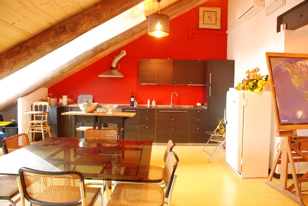 Kuchyňa alebo kuchynka v ubytovaní Attic Hostel Torino