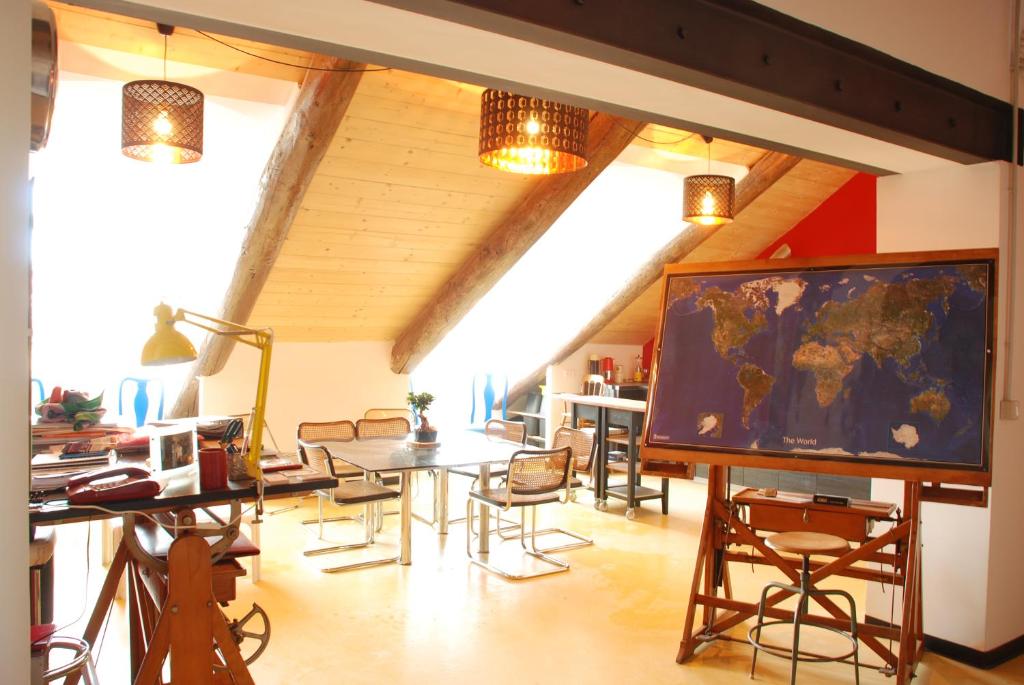 Reštaurácia alebo iné gastronomické zariadenie v ubytovaní Attic Hostel Torino