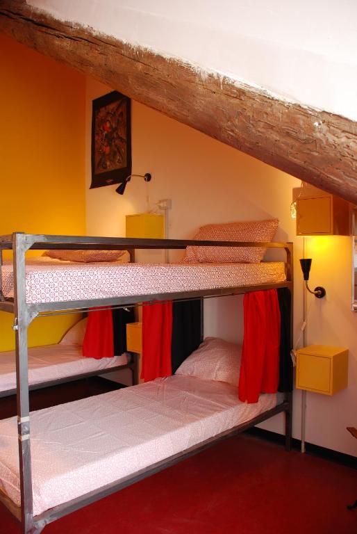 Posteľ alebo postele v izbe v ubytovaní Attic Hostel Torino
