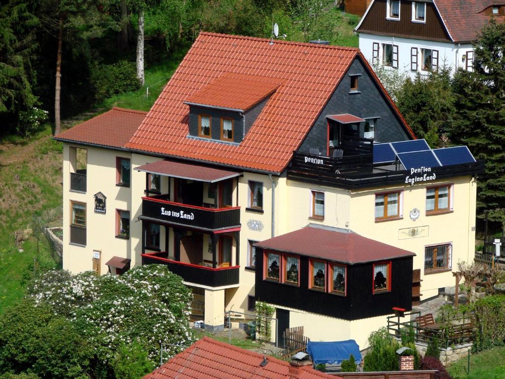 una grande casa con pannelli solari sul tetto di Pension "Lug ins Land" a Kurort Rathen