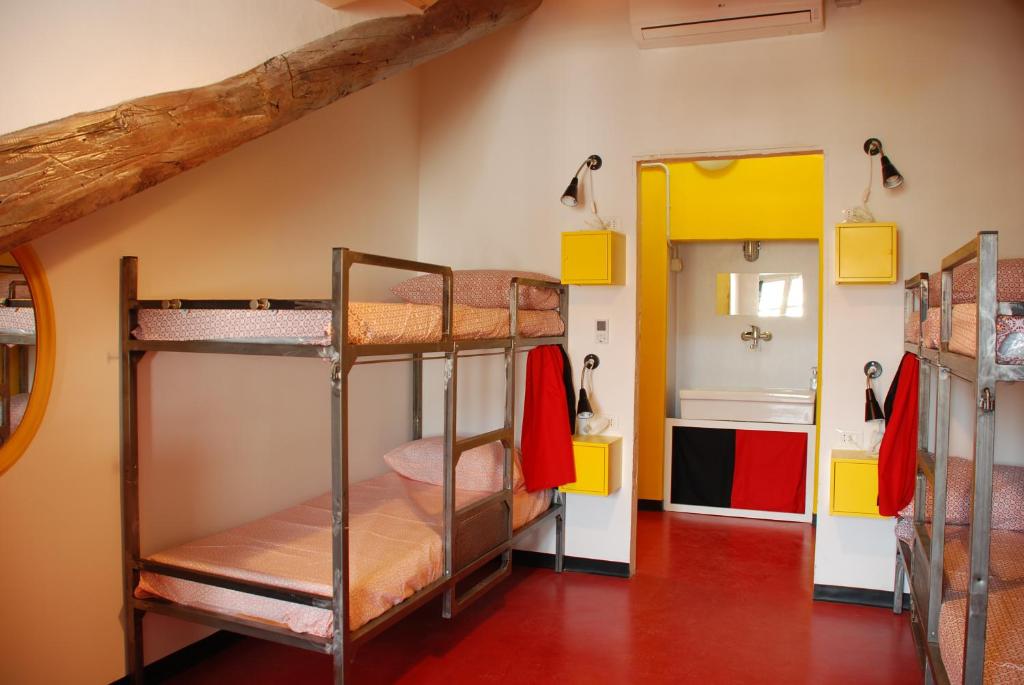 Posteľ alebo postele v izbe v ubytovaní Attic Hostel Torino
